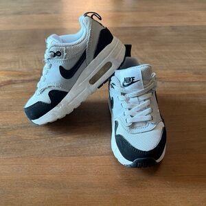 Nike Kids Black and White Air Max Easy On Sneakers